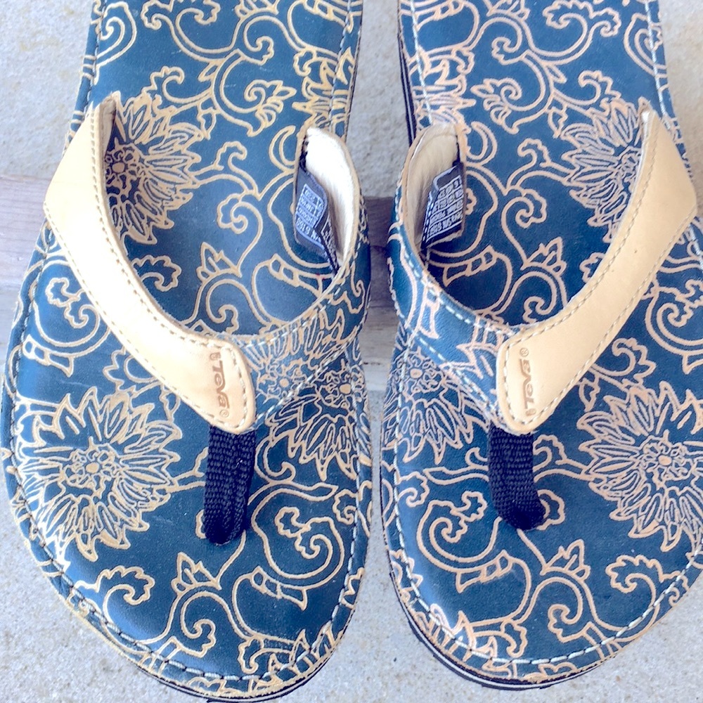 TEVA LEATHER GENUINE LEATHER THONG/SANDAL BLUE/LIGHT TAN EMBOSSED/CUSHIONED